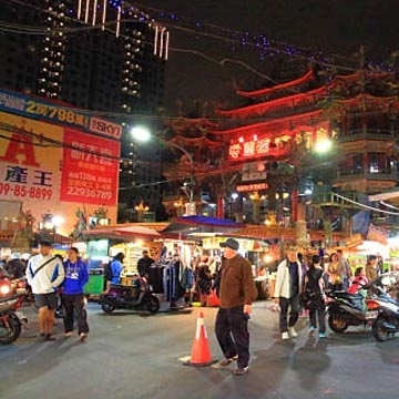 蘆洲廟口夜市(Luzhou Miaokou Night Market)